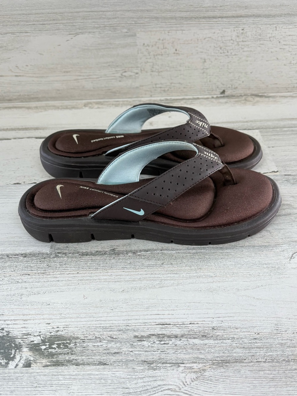 Nike Women’s Size 6 Comfort Footbed Thong Sandals In Brown/Blue